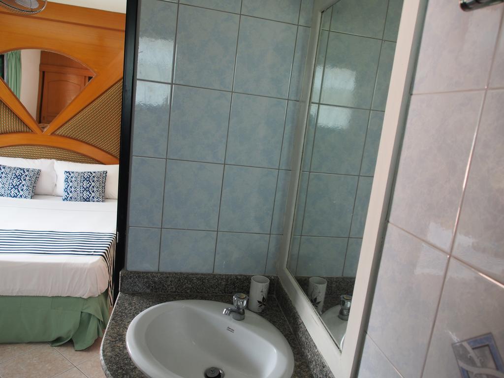 Waree'S Guesthouse Bãi biển Kata Ngoại thất bức ảnh
